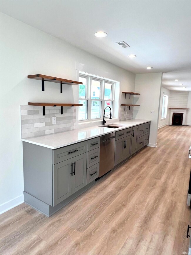 220 10th St, Covington, IN 47932 - photo 6