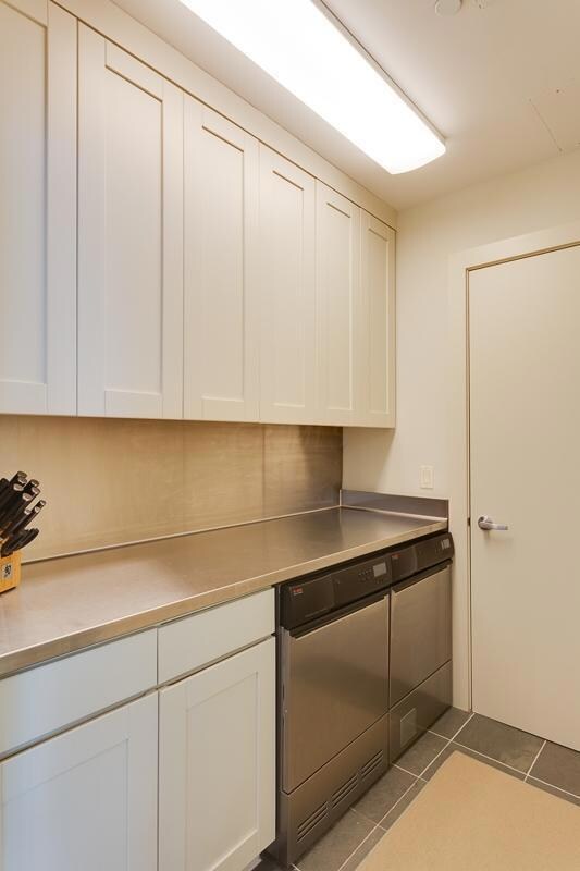 Laundry room /Butler's pantry