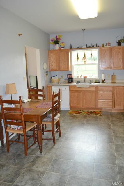 4242 Belmont Cir, Whitehall, PA 18052 - photo 5