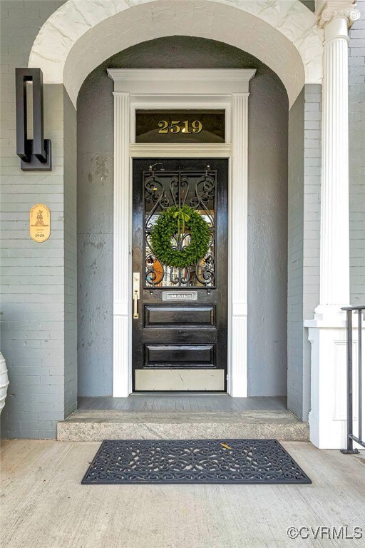 Stunning from door with transom & barrel shaped en