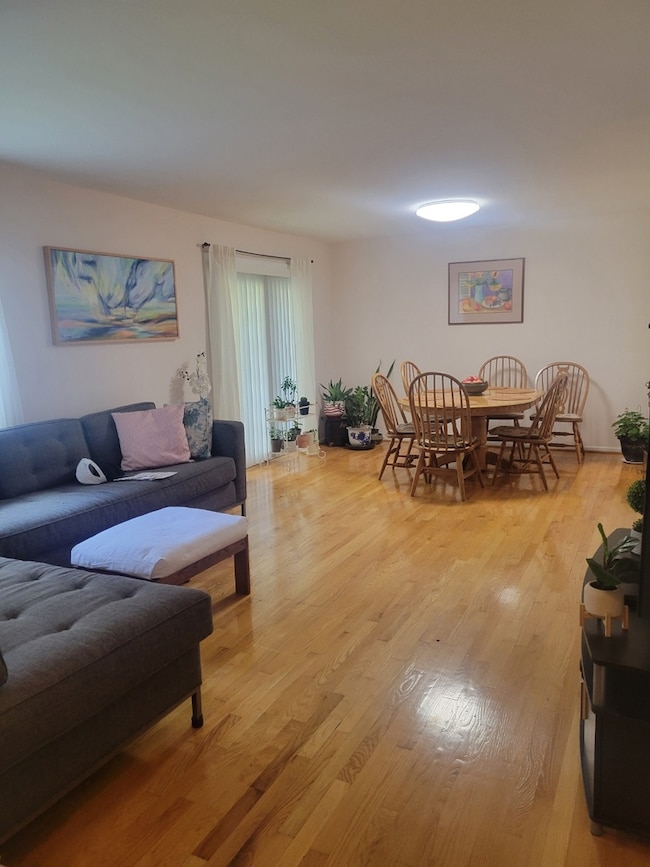 unlisted-address, Skokie, IL 60076 - photo 6