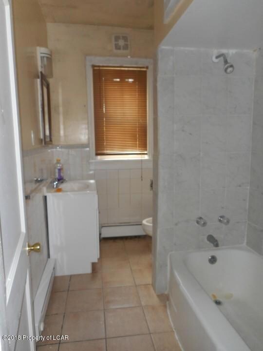 921 E Diamond Ave, Hazleton, PA 18201 - photo 5