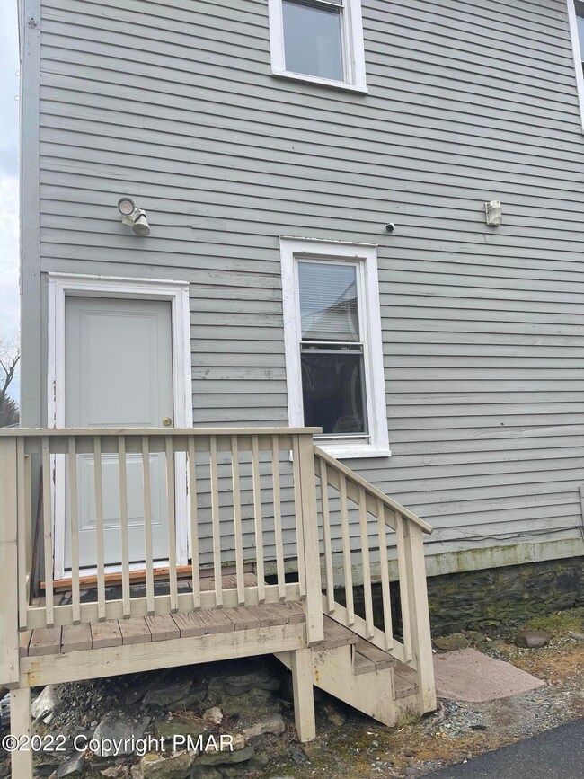 222 Learn Rd unit 2nd Fl, Tannersville, PA 18372 - photo 3