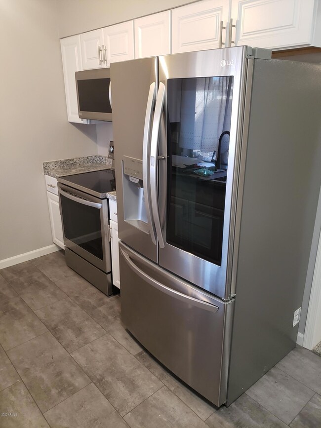 10897 W Santa fe Dr, Sun City, AZ 85351 - photo 5