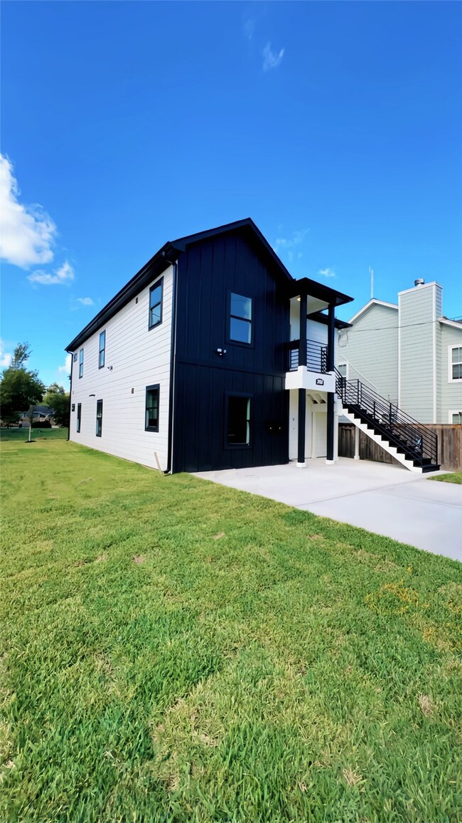 203 Wallace St, Houston, TX 77022 - photo 2