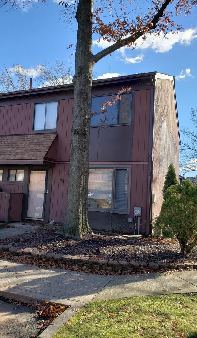 44 Bower Ct unit 91, Staten Island, NY 10309 - photo 2
