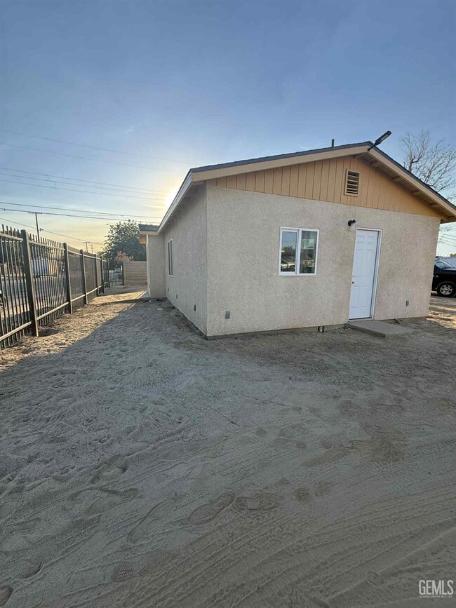 214 Madison St, Bakersfield, CA 93307 - photo 5