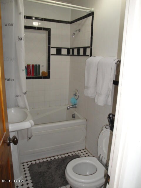 MAIN HOUSE BATHROOM