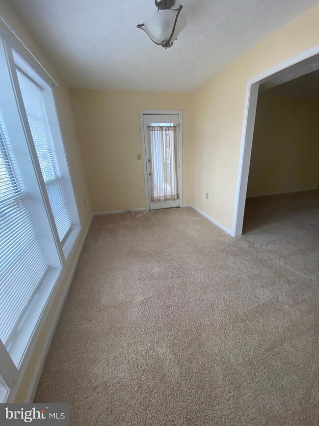 11993 Cardamom Dr, Woodbridge, VA 22192 - photo 4