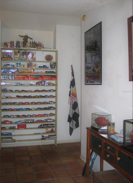Entrance with built in shelves