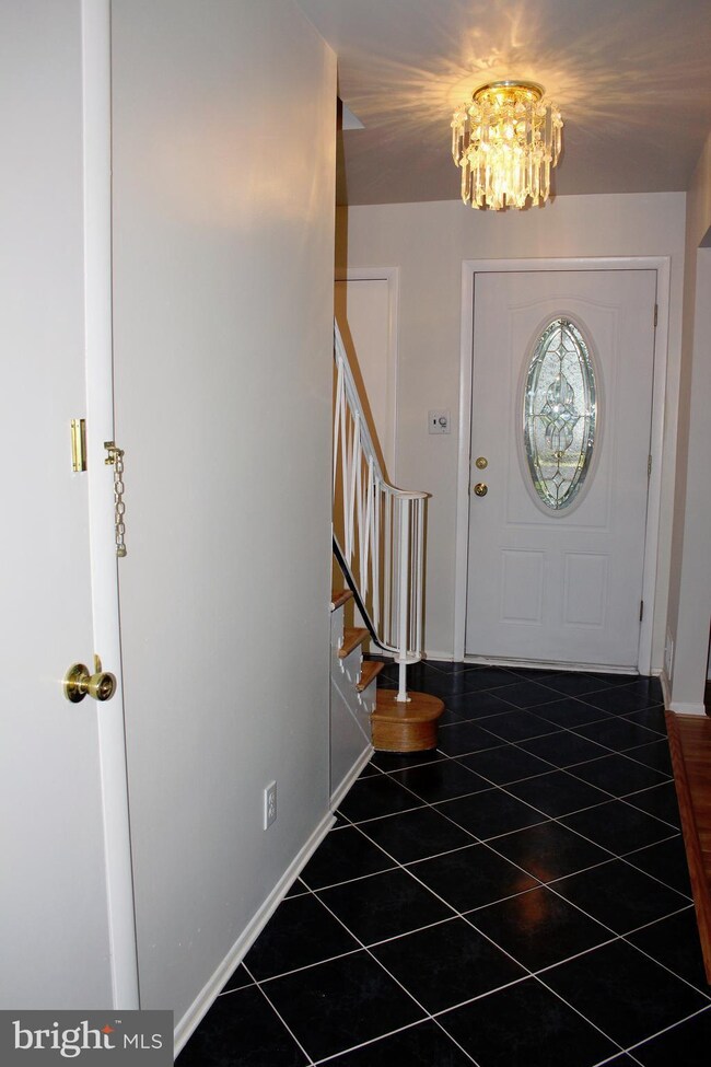 1201 Raydale Ct, Hyattsville, MD 20783 - photo 4