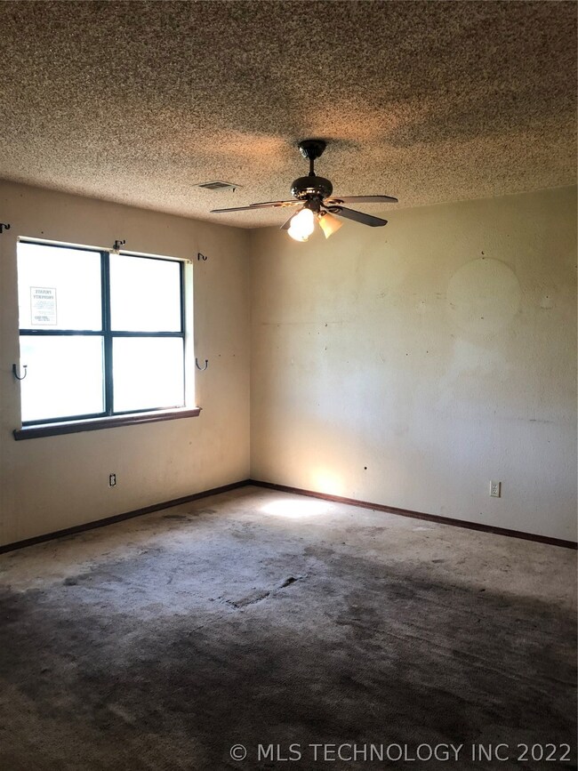 218 S Chestnut St, Copan, OK 74022 - photo 3