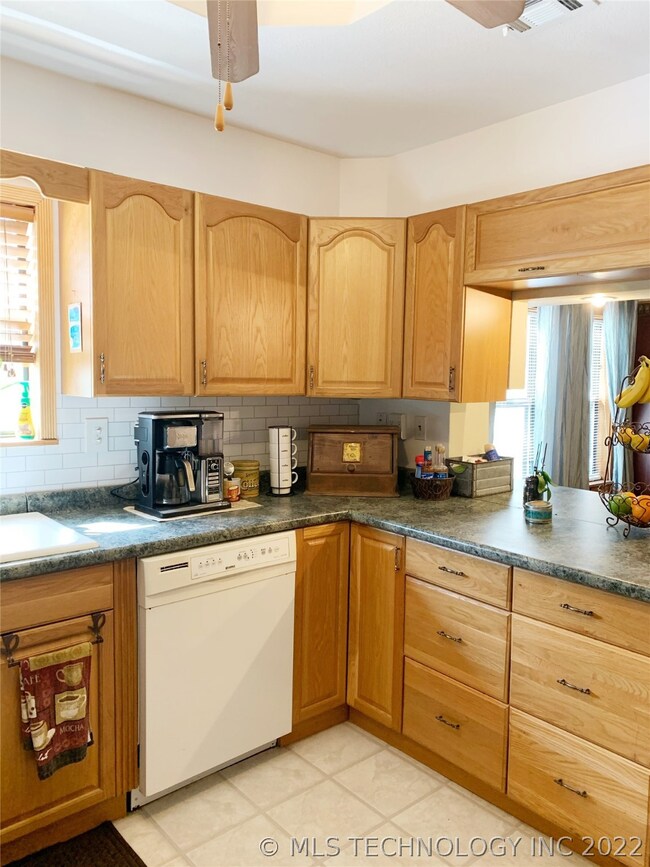 1111 W Cummings St, Henryetta, OK 74437 - photo 4