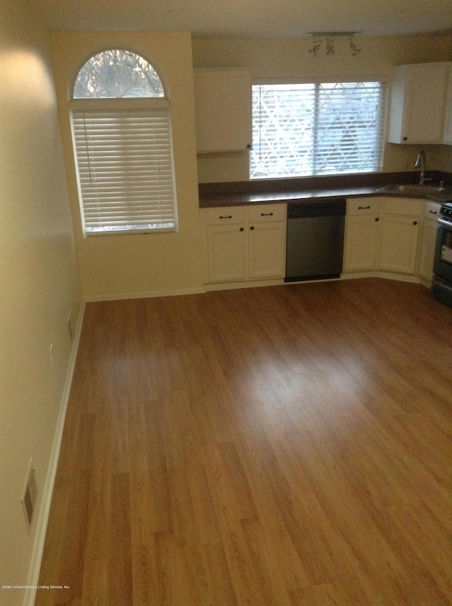 93 Simmons Ln, Staten Island, NY 10314 - photo 7