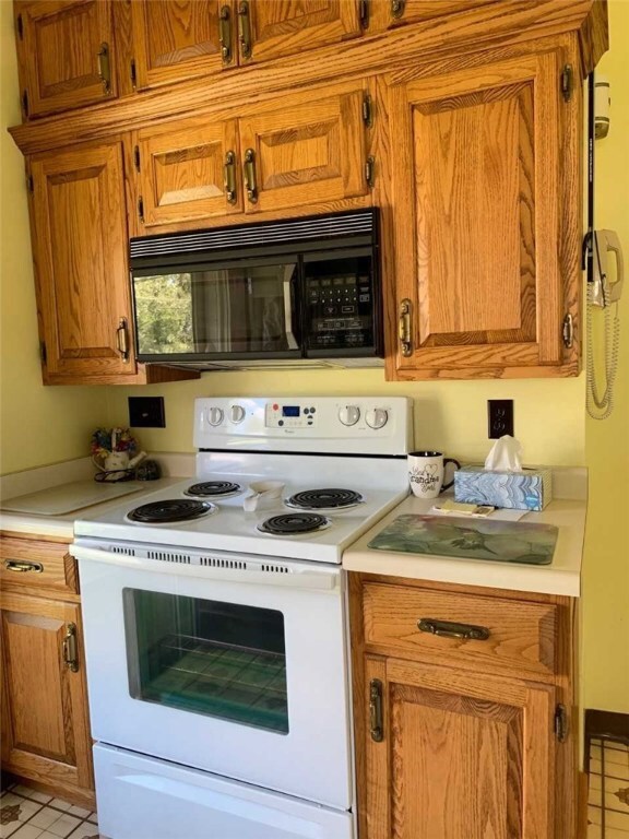 OAK CABINETRY SHINES IN THIS KITCHEN!
