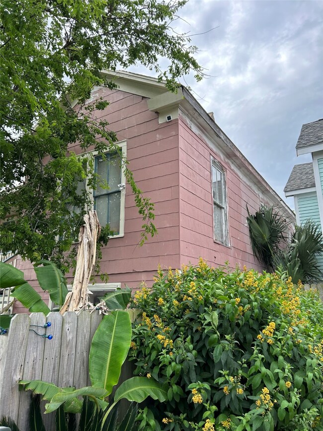 Front and side view on the East side of the front