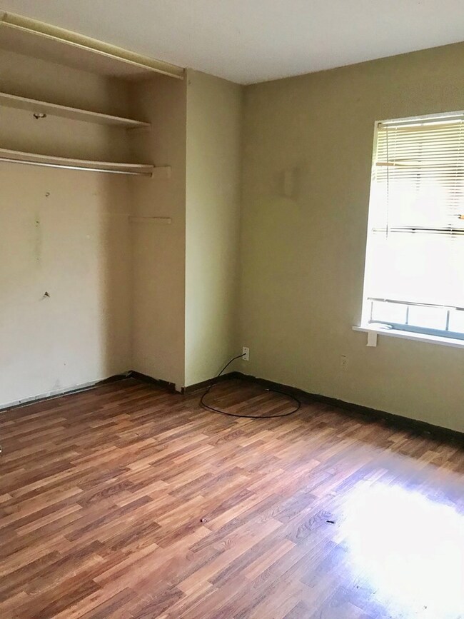 1019 Avenue I, Bay City, TX 77414 - photo 5