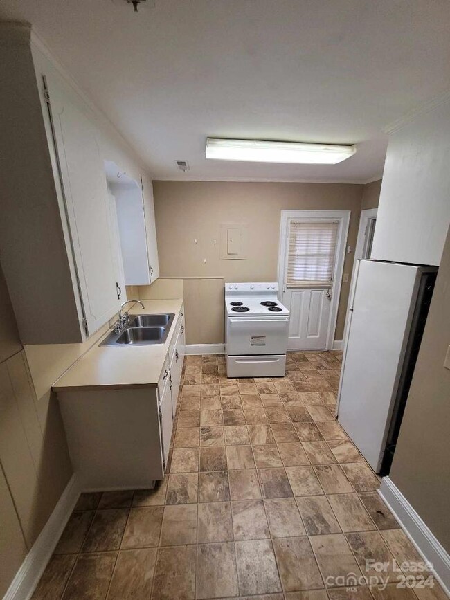 216 Harrill St unit D, Statesville, NC 28677 - photo 3