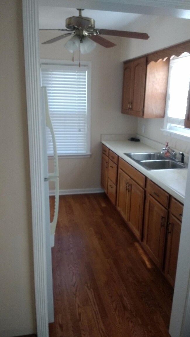 147 N Wiggs St, Griffith, IN 46319 - photo 3