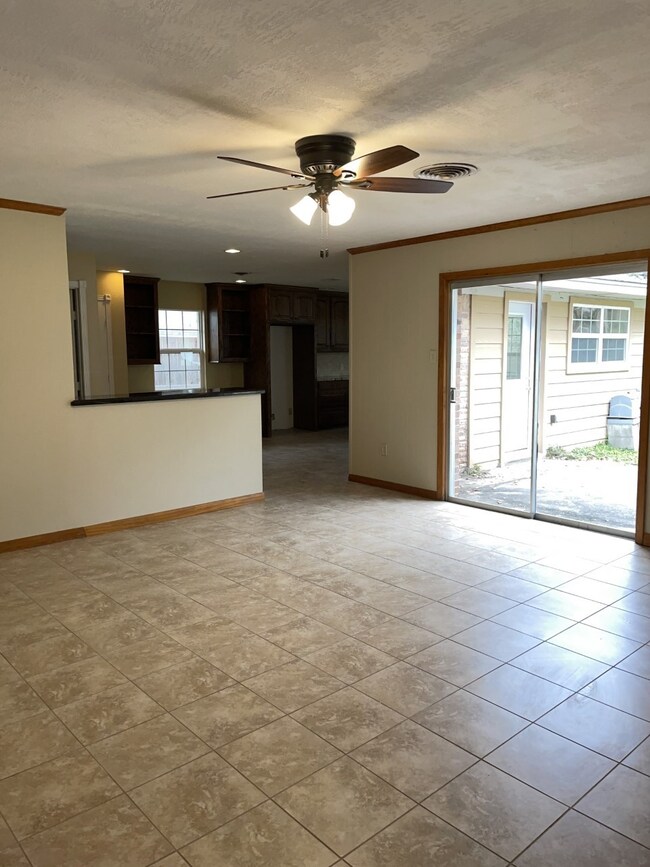 7610 Rolling Fork Ln, Houston, TX 77040 - photo 6