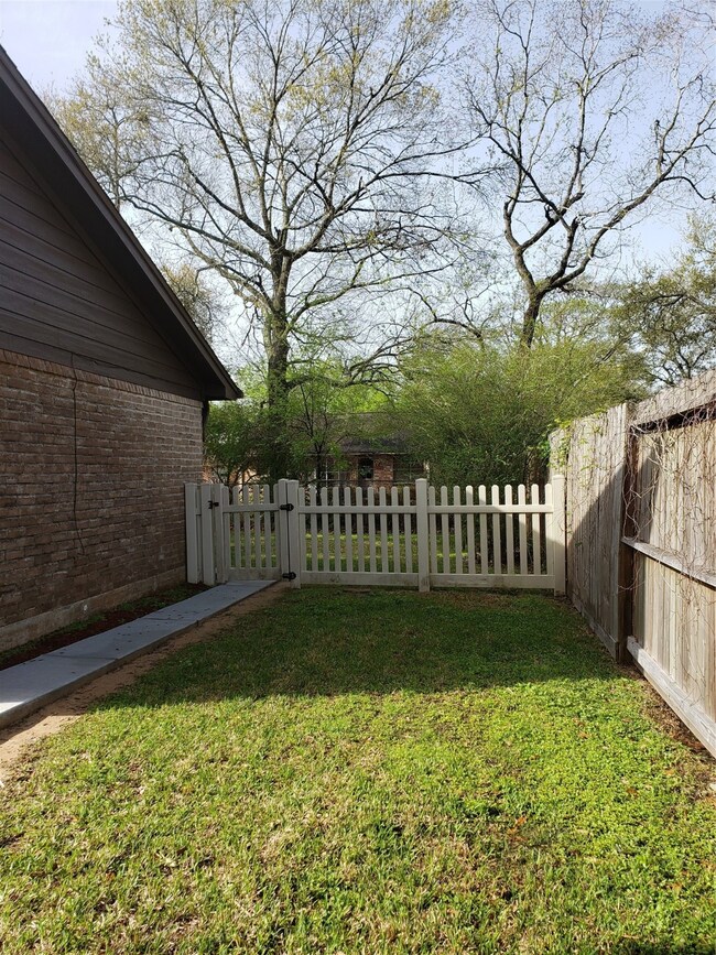 16122 Barcelona Dr, Friendswood, TX 77546 - photo 2