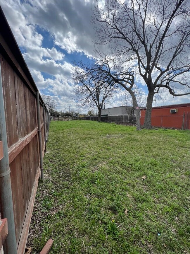 108 Van Molan St, Houston, TX 77022 - photo 4