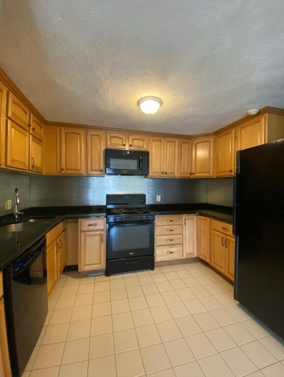 2 Karen Cir unit 17, Billerica, MA 01821 - photo 4