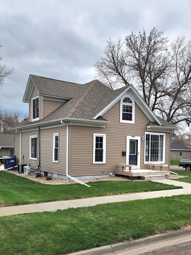 1101 E 3rd Ave, Mitchell, SD 57301 - photo 2