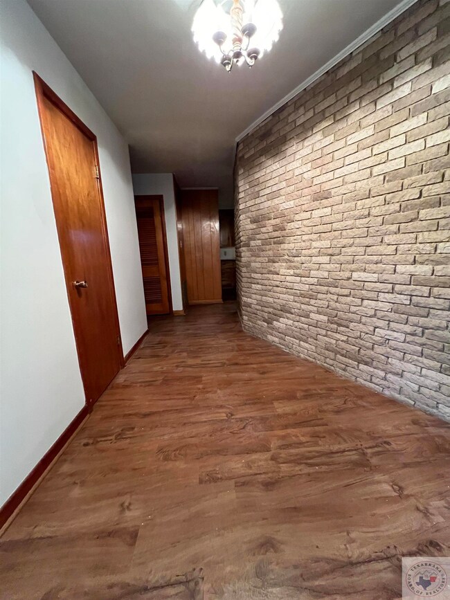 811 Hawkins Ave, Wake Village, TX 75501 - photo 4