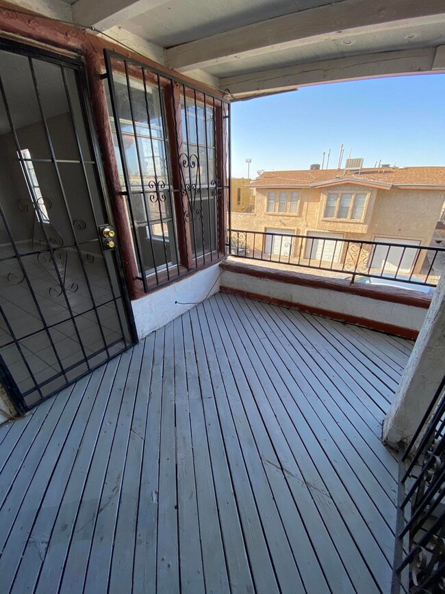 10621 Springwood Dr unit D, El Paso, TX 79935 - photo 3