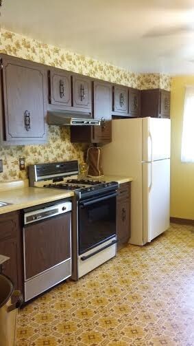 Bright, sunny vintage kitchen!