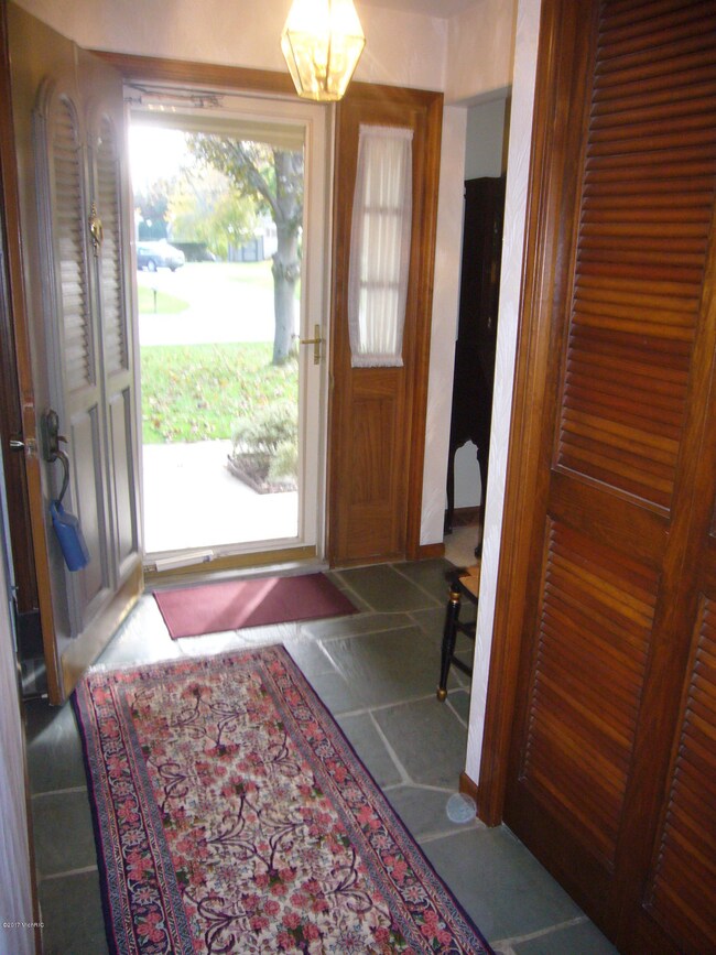 ENTRANCE / FOYER