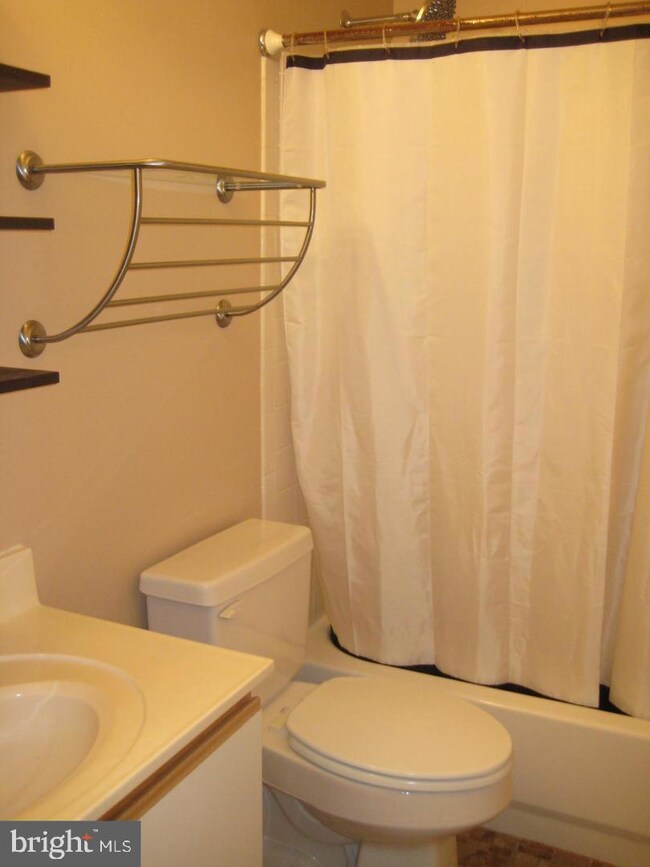 1025 Gardenview Loop unit 101, Woodbridge, VA 22191 - photo 6