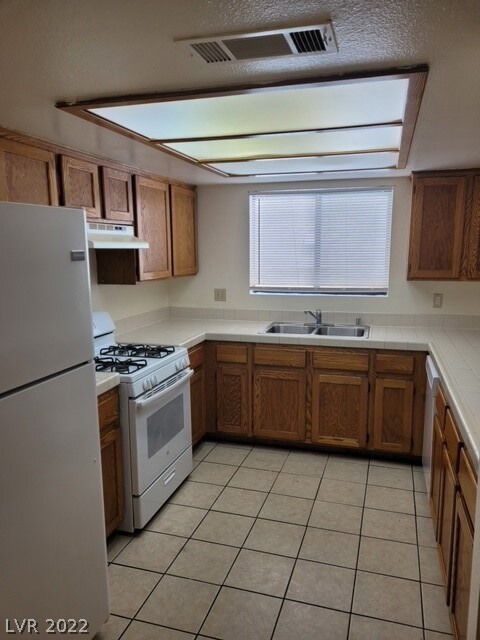 9513 Intercoastal Dr, Las Vegas, NV 89117 - photo 5