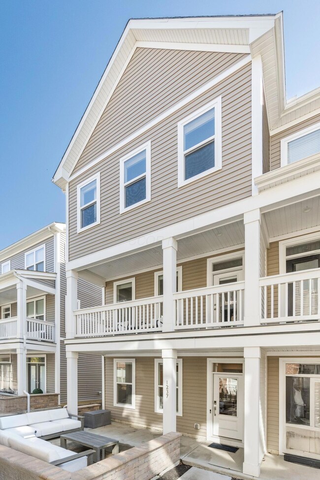 1237 Cromartie Ln unit X, Columbus, OH 43201 - photo 2