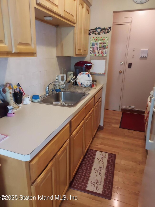 Armstrong Gardens unit D2, Staten Island, NY 10308 - photo 3