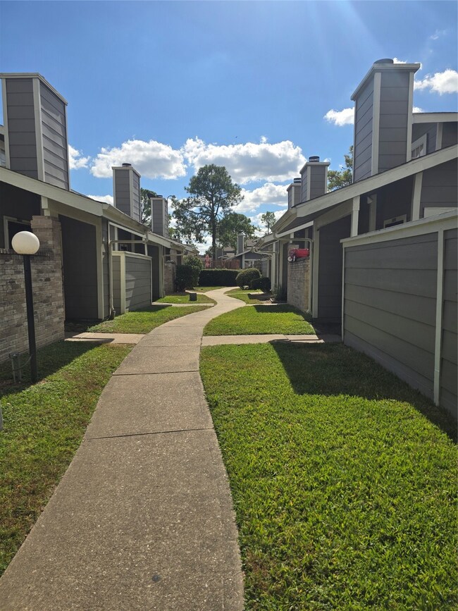 6347 Cattails Ln unit 63, Houston, TX 77035 - photo 3