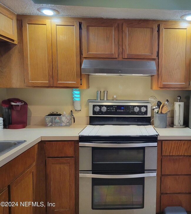 8812 Townsquare Ct, Jacksonville, FL 32216 - photo 5