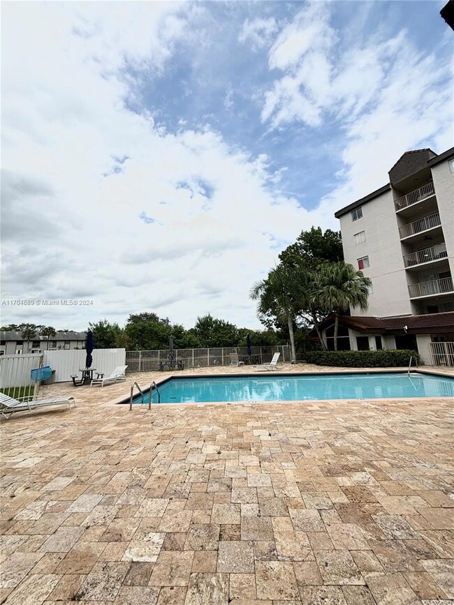 Kendall Lakes Towers unit 514, Miami, FL 33193 - photo 7