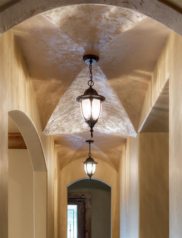 TYPICALLY SEE THIS BISHOP CAP CEILING IN MORE EXPENSIVE HOMES.  THIS TRULY MAKES A STATEMENT WHEN YOU ENTER THE HOME.  THE GLAZE TREATMENT ON THE PAINT BEAUTIFULLY REFLECTS THE LIGHT.