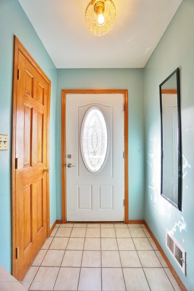 (4) ENTRY FOYER