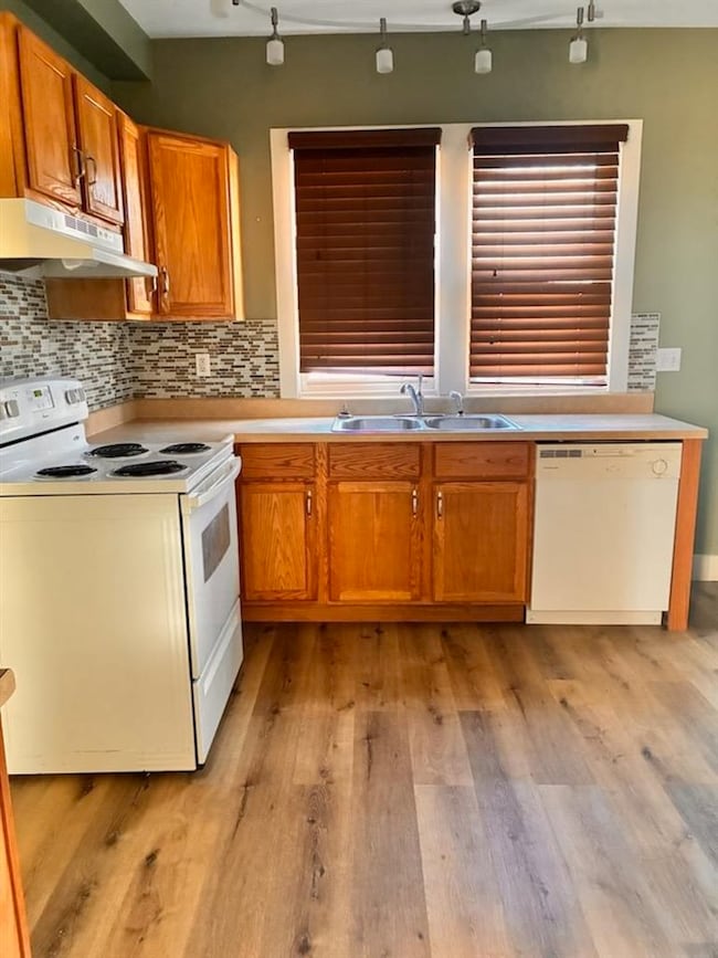 909 Daniels St NE, Cedar Rapids, IA 52402 - photo 5