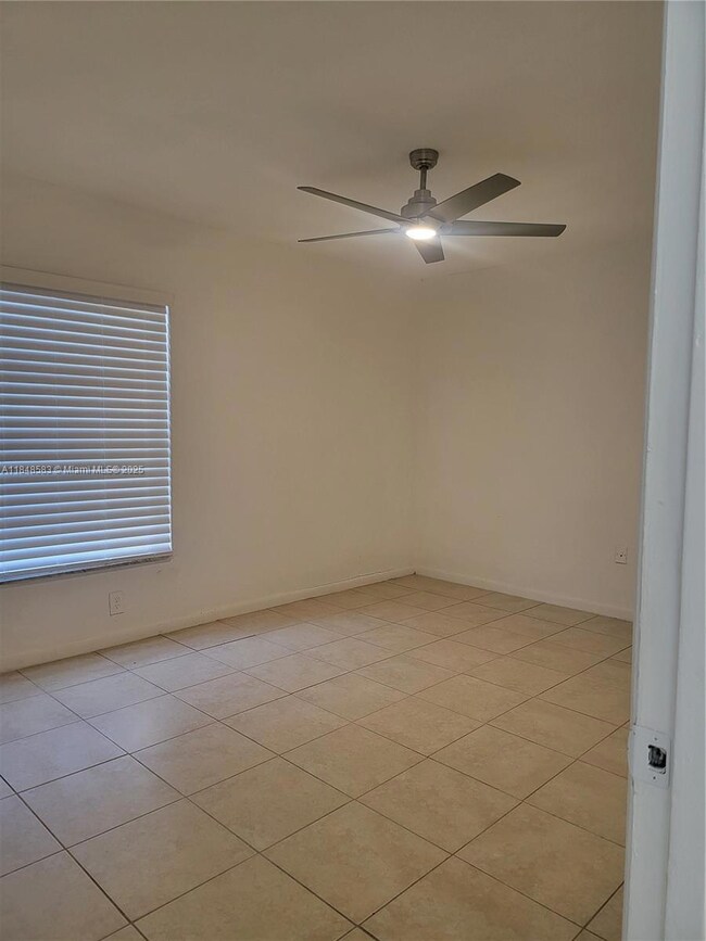 17500 NW 68th Ave unit D3010, Hialeah, FL 33015 - photo 5
