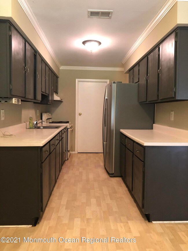 54 Lexington Cir, Matawan, NJ 07747 - photo 5