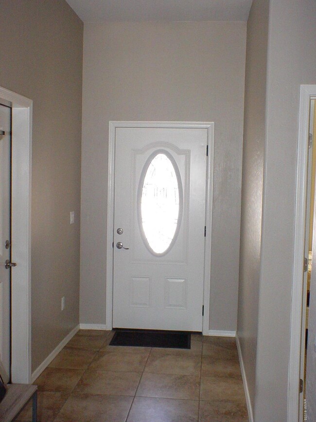251 N Canyon Loop - foyer