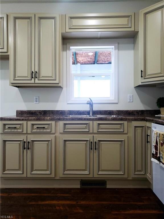 1119 Adams St, Coshocton, OH 43812 - photo 2