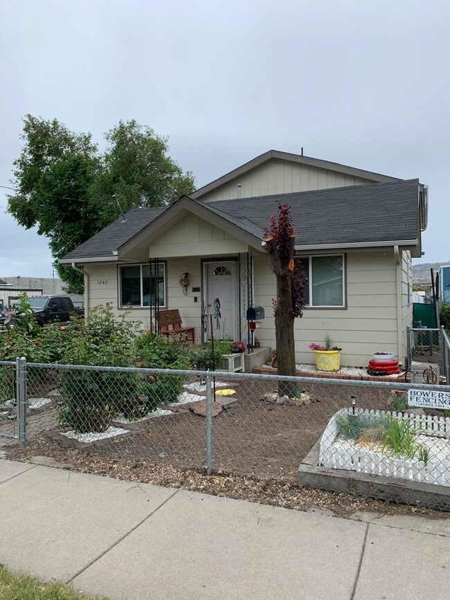 1242 Owens St, Klamath Falls, OR 97601 - photo 2