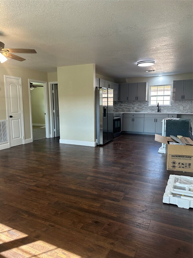 606 Verhalen Rd unit B, Alvin, TX 77511 - photo 2