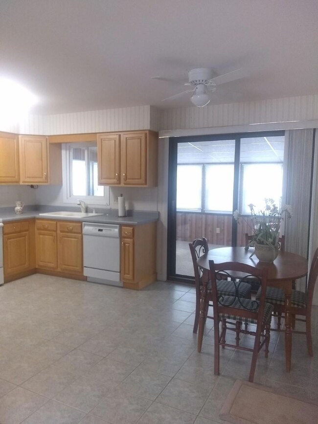 0342 dining area, kitchen sink and bonus
