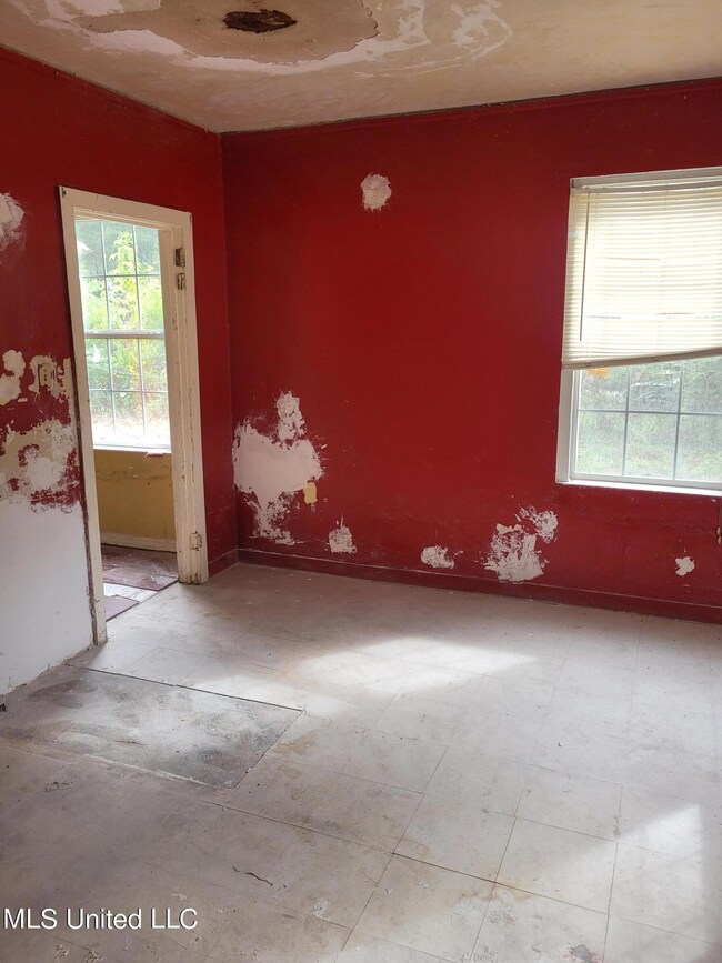 423 Idlewild St Photo 4
